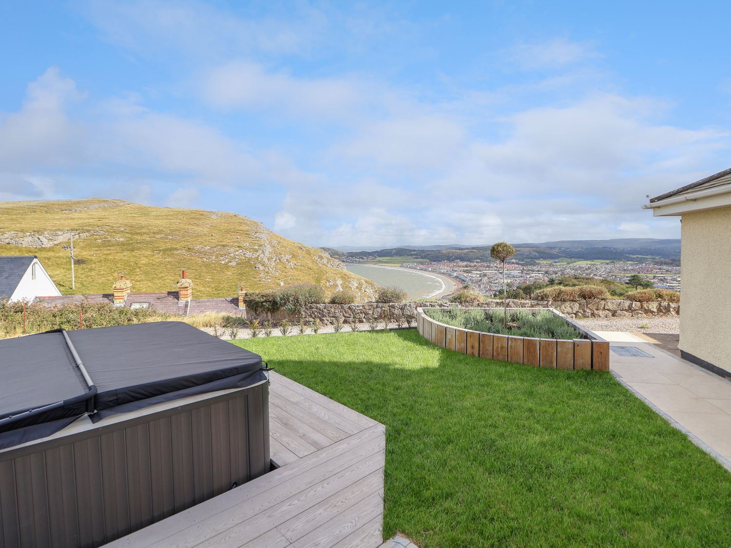 Orme Villa in Llandudno, Conwy. Stunning views over Llandudno Bay, and prime position on Great Orme.