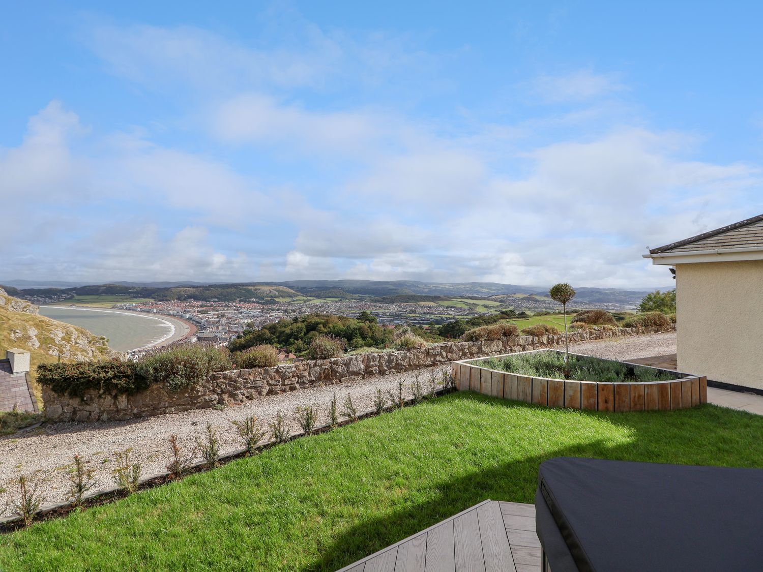 Orme Villa in Llandudno, Conwy. Stunning views over Llandudno Bay, and prime position on Great Orme.
