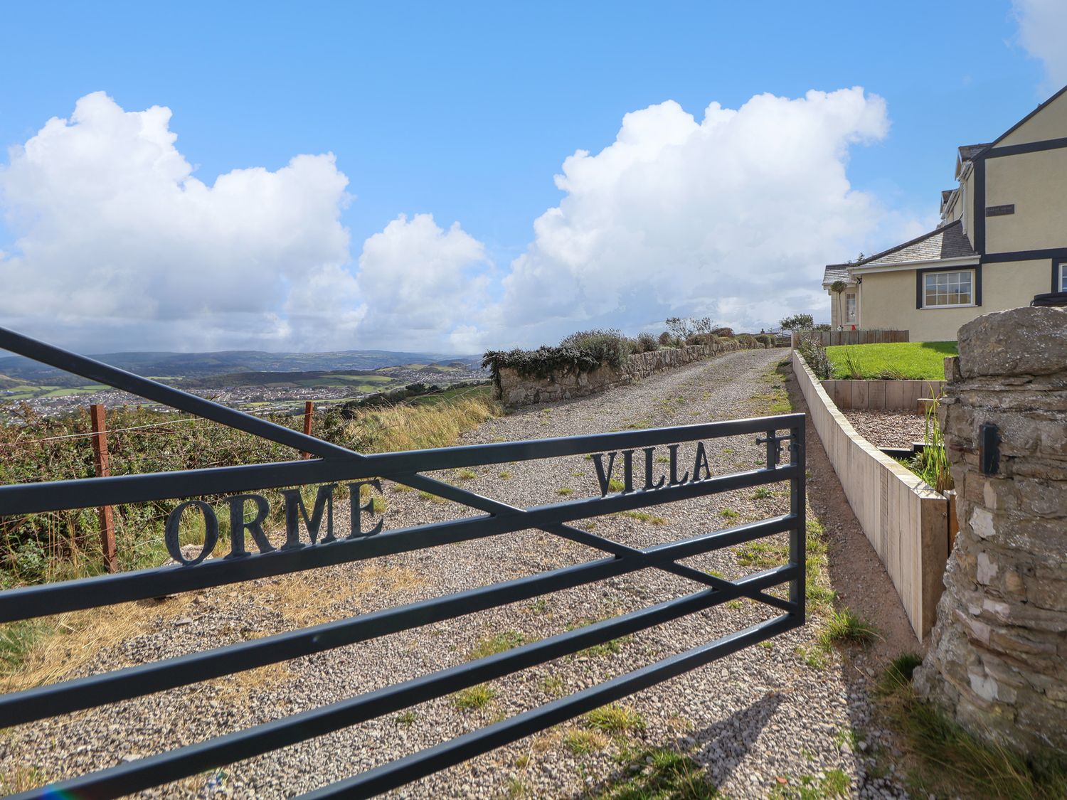 Orme Villa in Llandudno, Conwy. Stunning views over Llandudno Bay, and prime position on Great Orme.