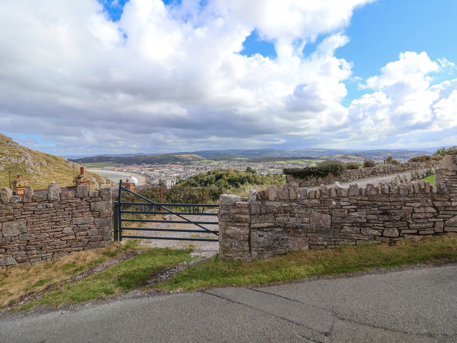 Orme Villa in Llandudno, Conwy. Stunning views over Llandudno Bay, and prime position on Great Orme.