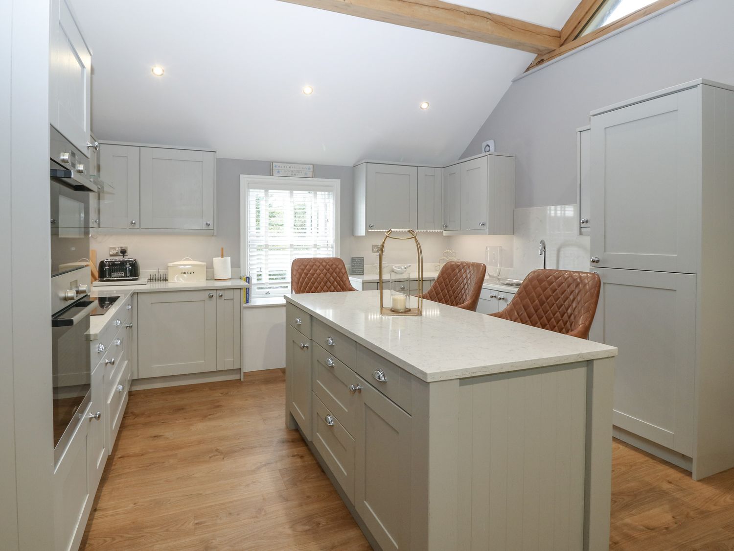Belle View is near Abersoch in Gwynedd. Four-bedroom home with en-suite bedrooms. Hot tub. Stylish  