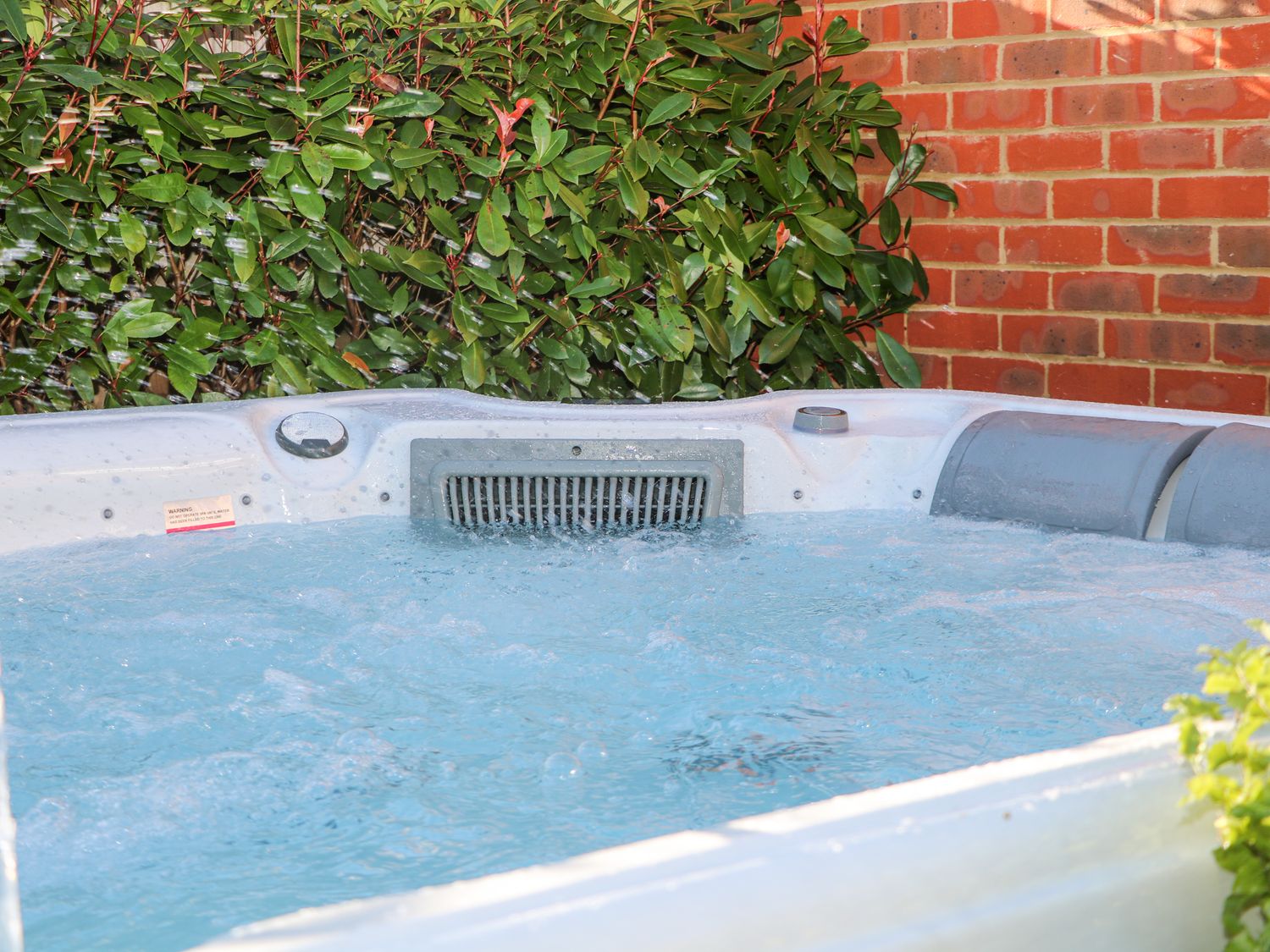 Goodwood Retreat, Chichester, West Sussex. Hot tub. Off-road parking. Smart TV. Near local amenities