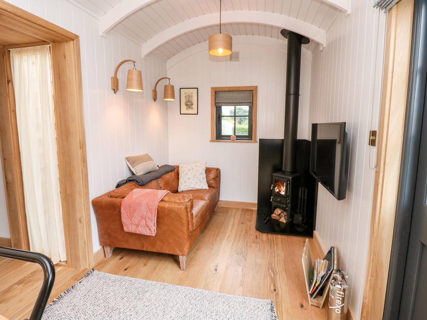 Hooksey Hut, is in Newbiggin-on-Lune, near Kirkby Stephen, Cumbria. Romantic. Open-plan. Woodburner.