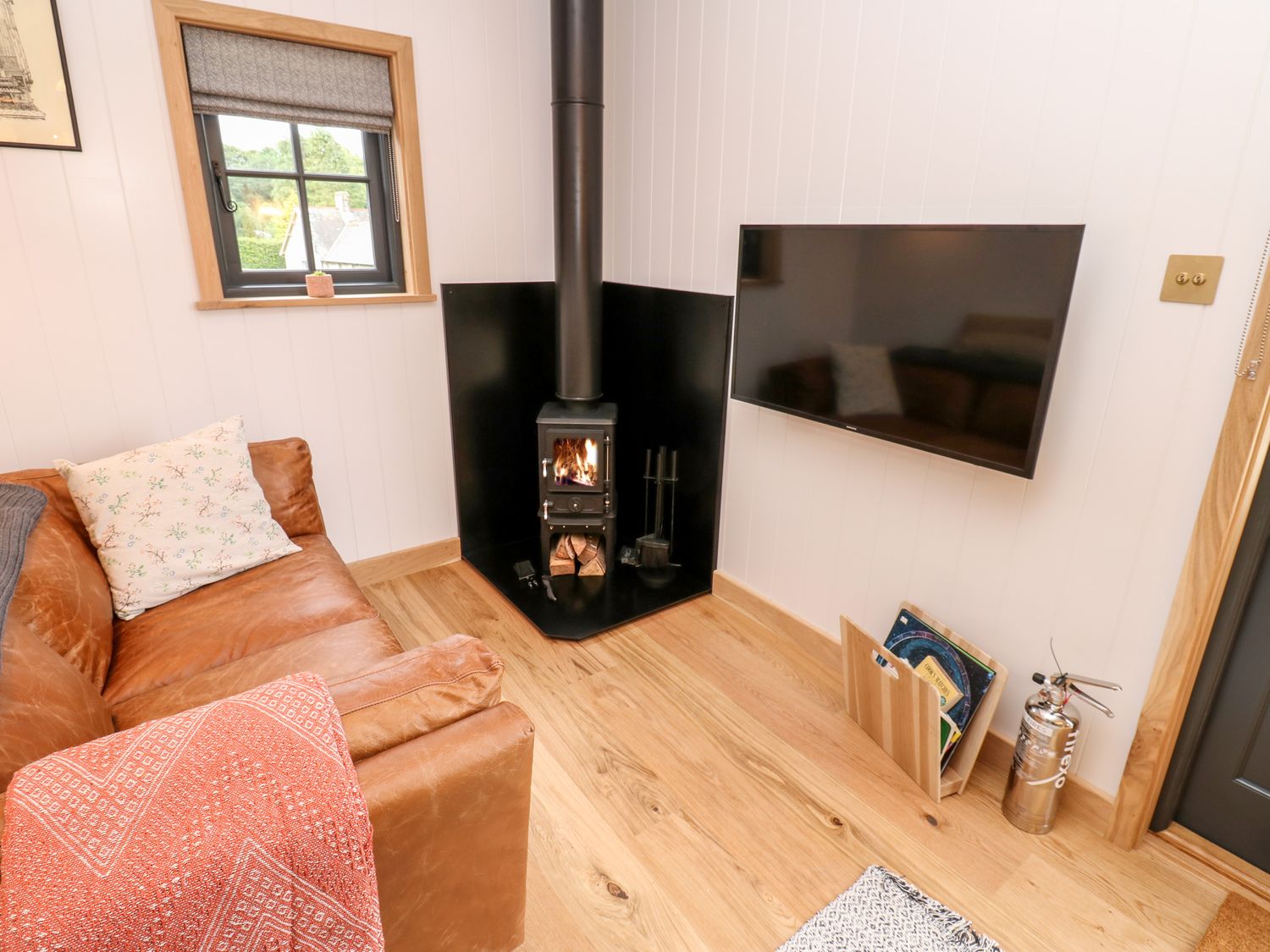 Hooksey Hut, is in Newbiggin-on-Lune, near Kirkby Stephen, Cumbria. Romantic. Open-plan. Woodburner.