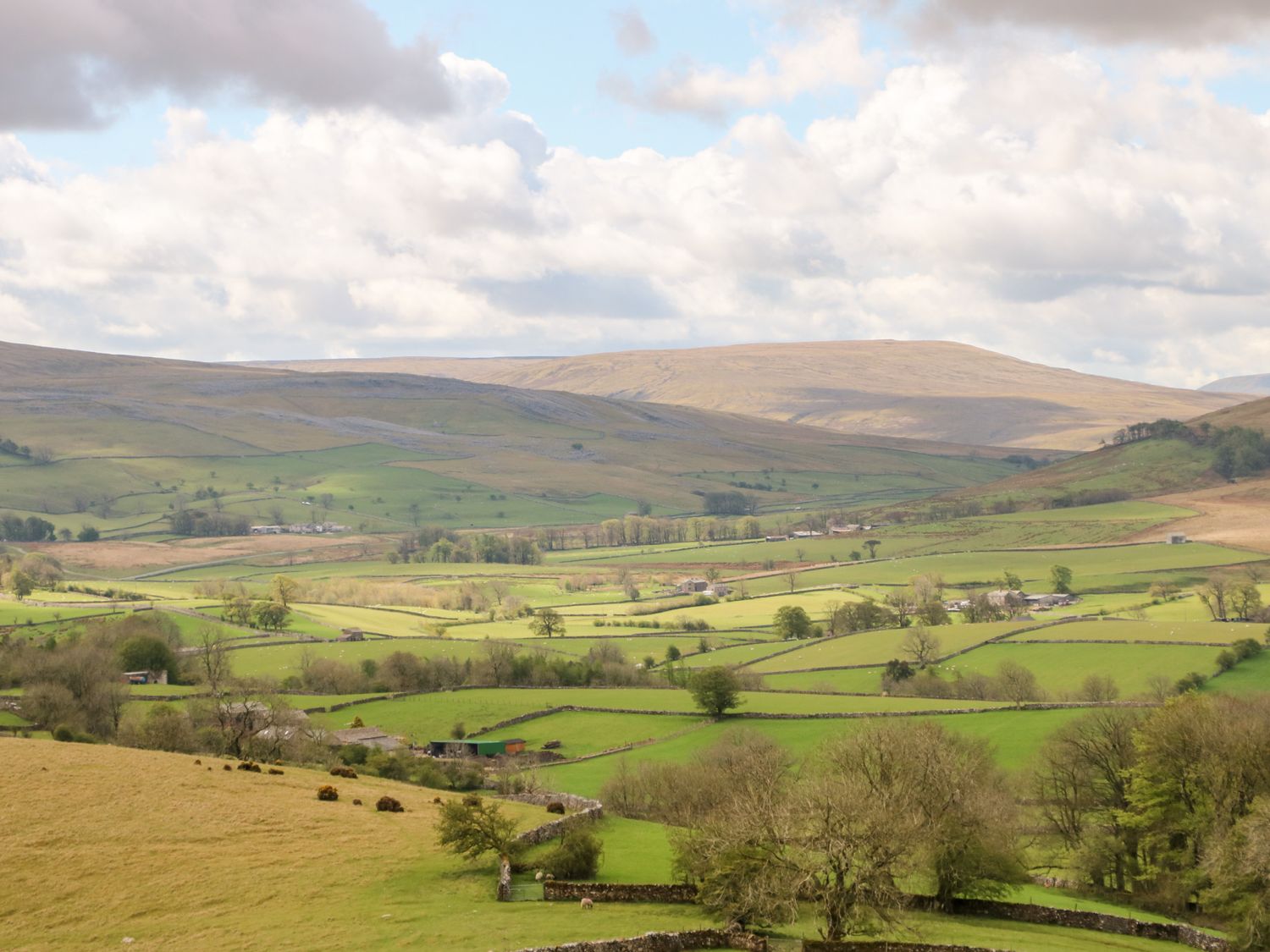 Hooksey Hut, is in Newbiggin-on-Lune, near Kirkby Stephen, Cumbria. Romantic. Open-plan. Woodburner.