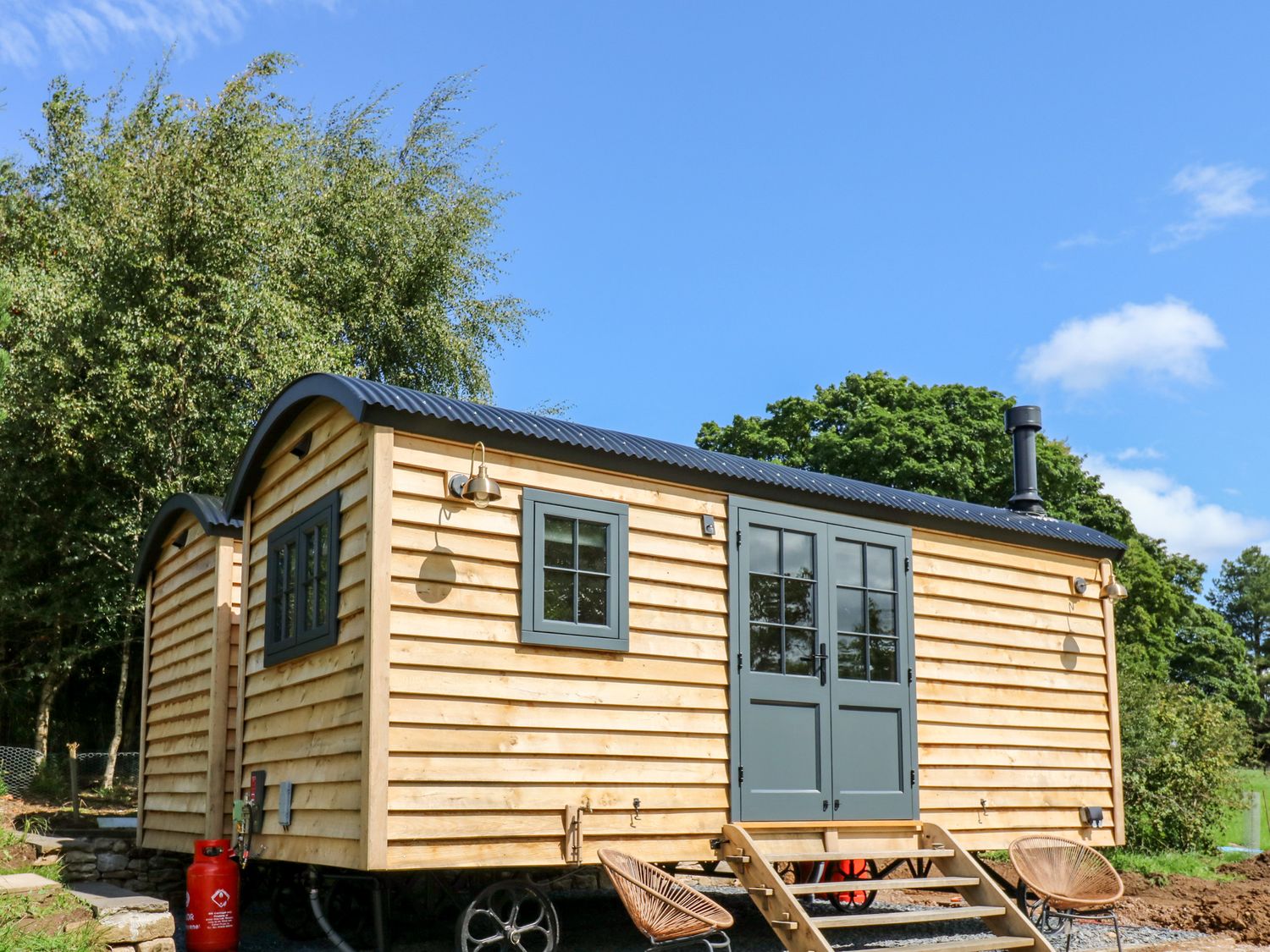 Hooksey Hut, is in Newbiggin-on-Lune, near Kirkby Stephen, Cumbria. Romantic. Open-plan. Woodburner.