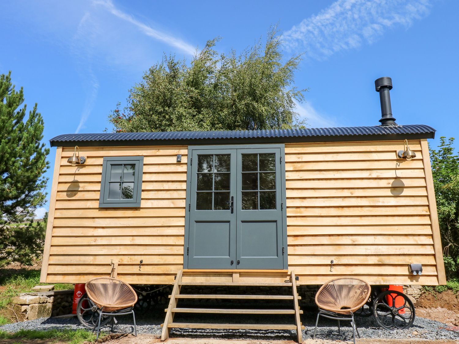 Hooksey Hut, is in Newbiggin-on-Lune, near Kirkby Stephen, Cumbria. Romantic. Open-plan. Woodburner.