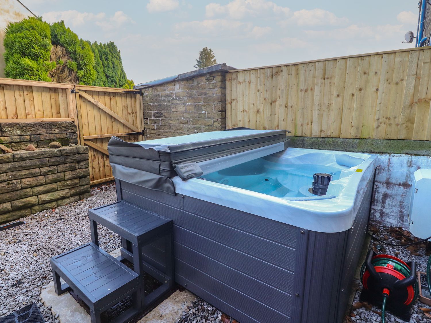 10 Haw Grove, Hellifield, North Yorkshire. Hot tub. Close to a shop and pub. Near National Park. TV.