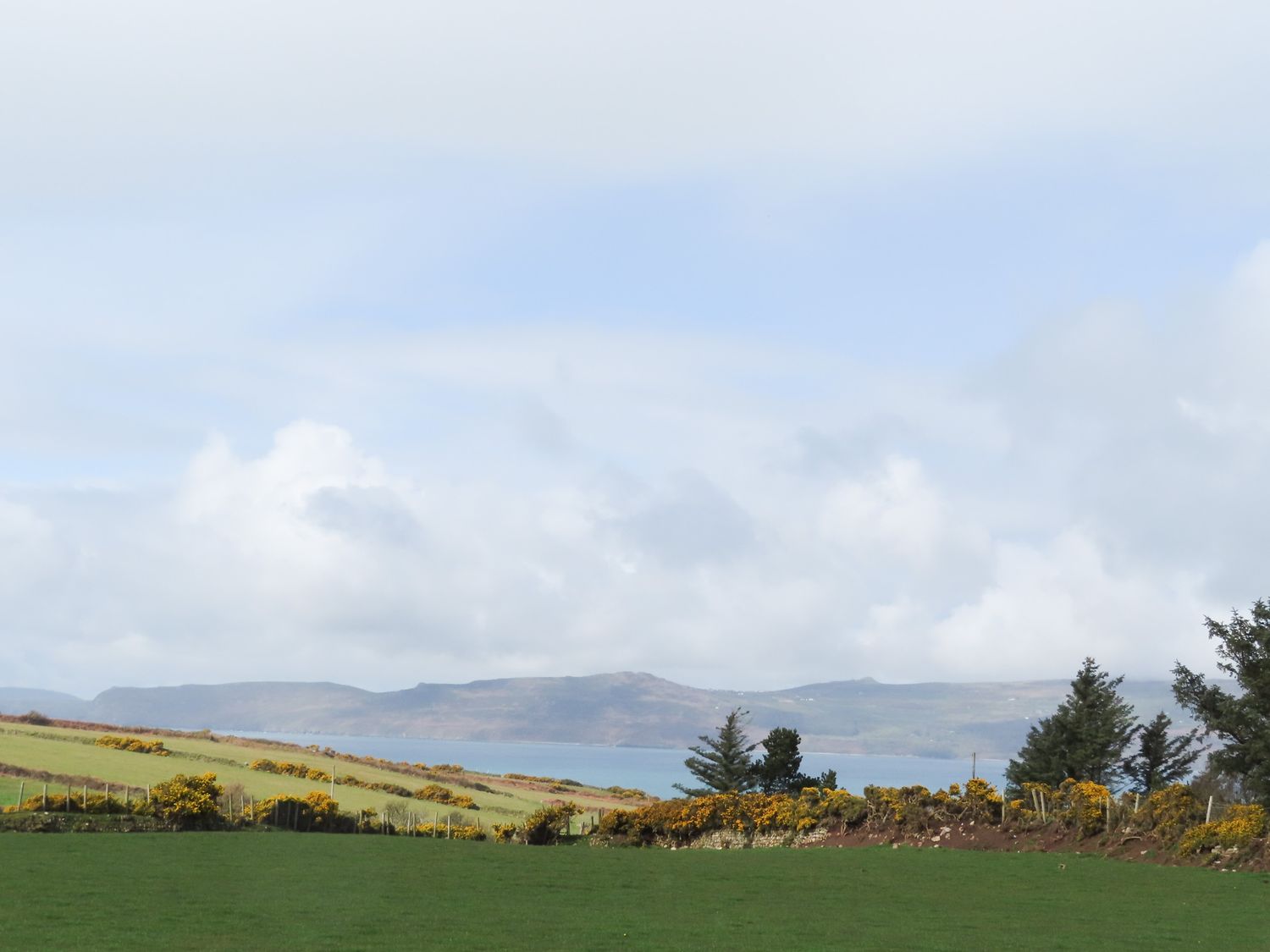 Cowshed in Abersoch, Gwynedd. One bedroom sleeping two guests. Enclosed garden, one pet, near beach.