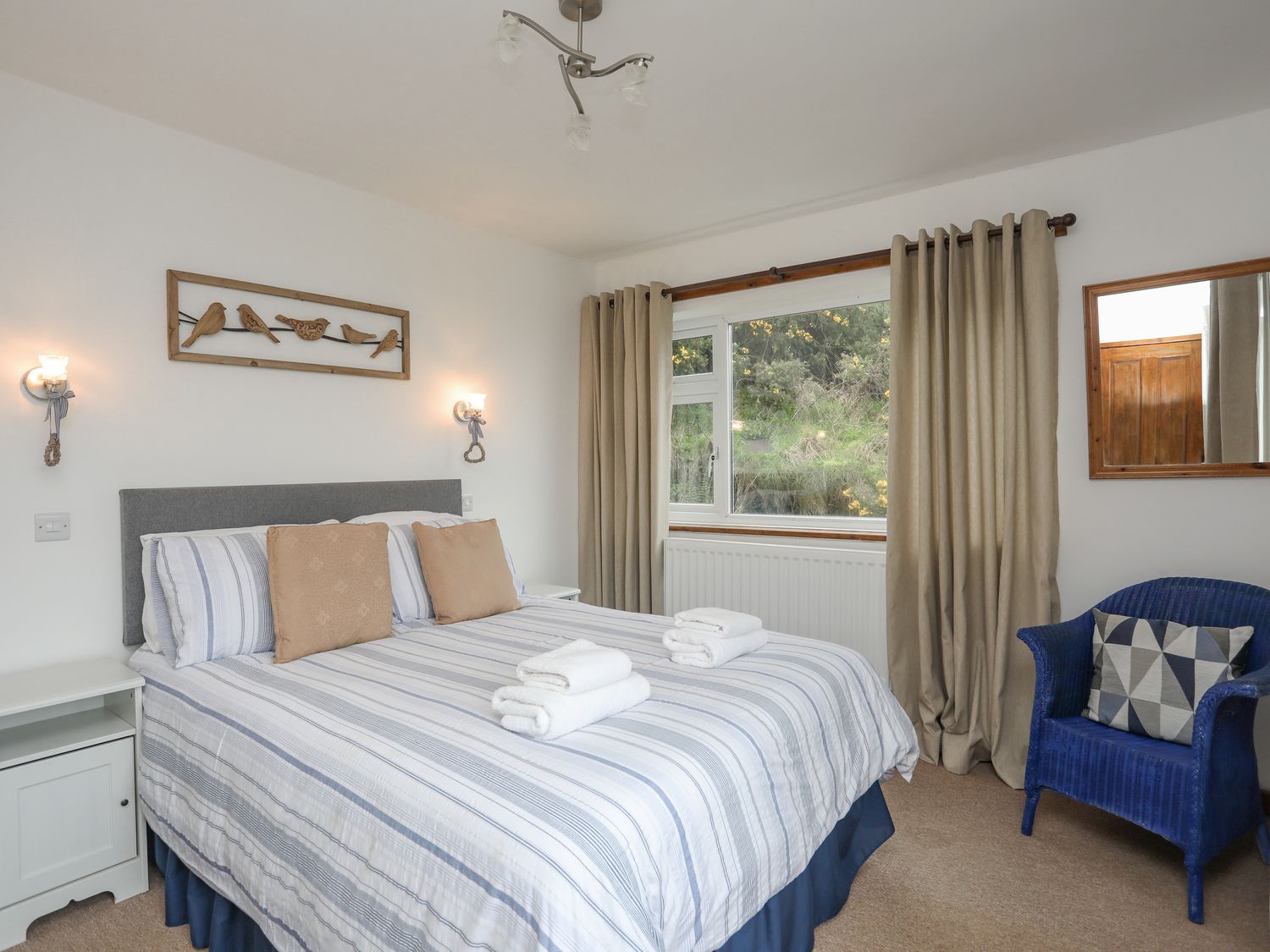Cottage in Cilan near Abersoch, Gwynedd sleeps four guests in two bedrooms. Pet-friendly with garden
