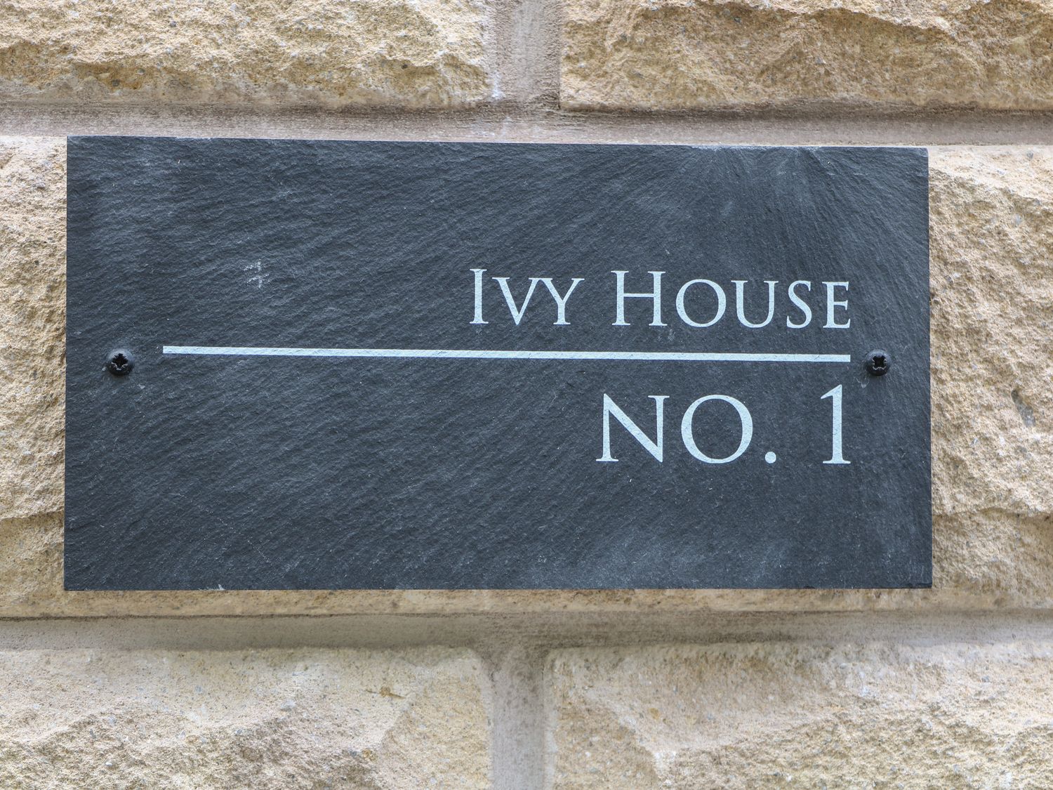 Ivy House, Buxton, Derbyshire. Stylish, four-bedroom home with hot tub, garden, and open-plan living