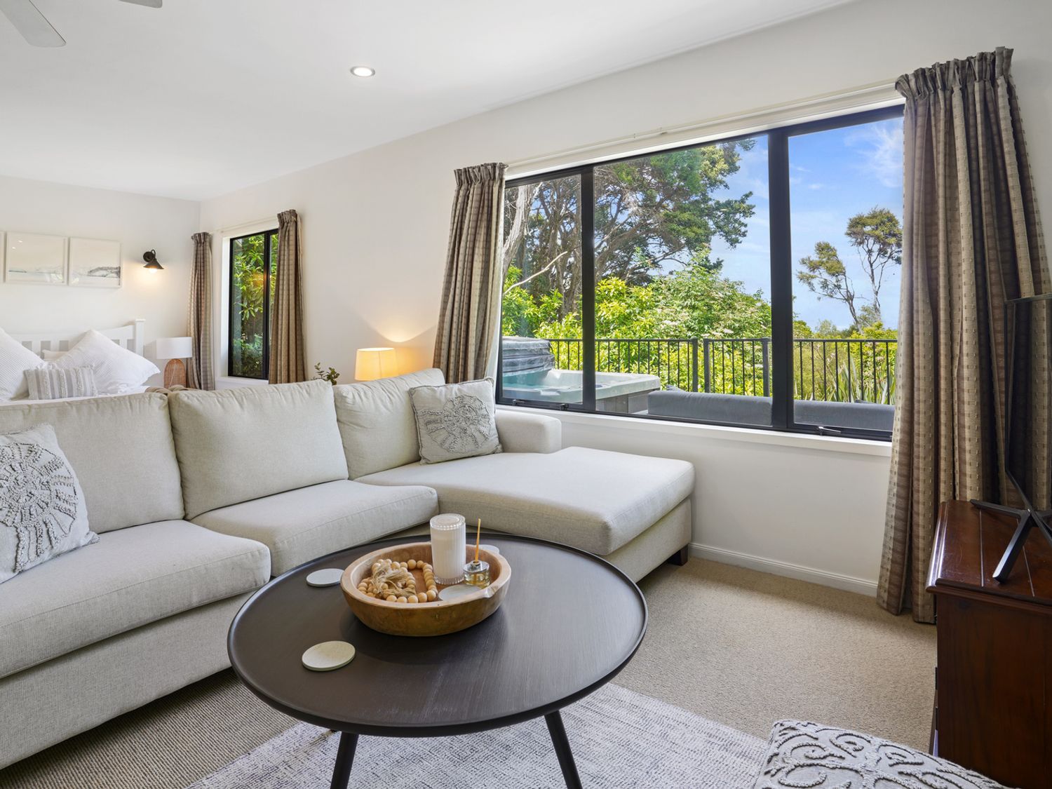 Bushside Cottage - Akaroa Holiday Home                     photo 2