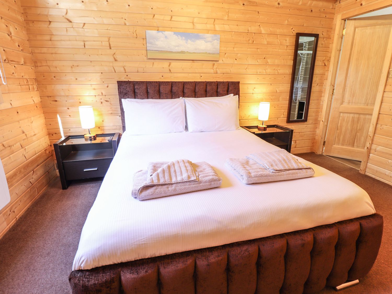 iLodge 73 in Kenwick, Lincolnshire, sleeps eight guests in three bedrooms. Hot tub, private parking.