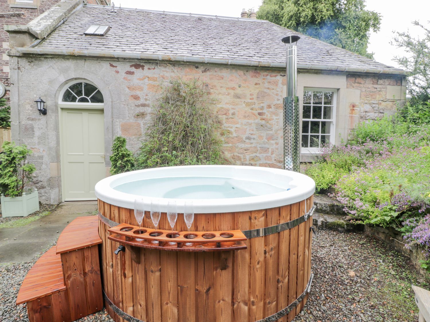 Trefoil Cottage, Blyth Bridge near West Linton, Scottish Borders. Hot tub. Garden. Off-road parking.