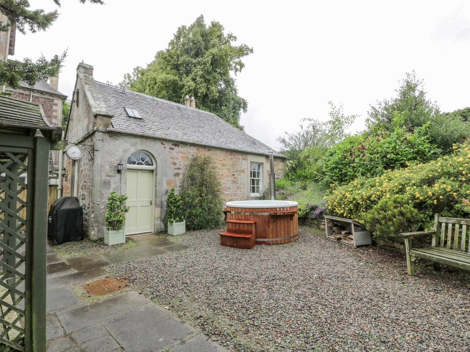 Trefoil Cottage, Blyth Bridge near West Linton, Scottish Borders. Hot tub. Garden. Off-road parking.