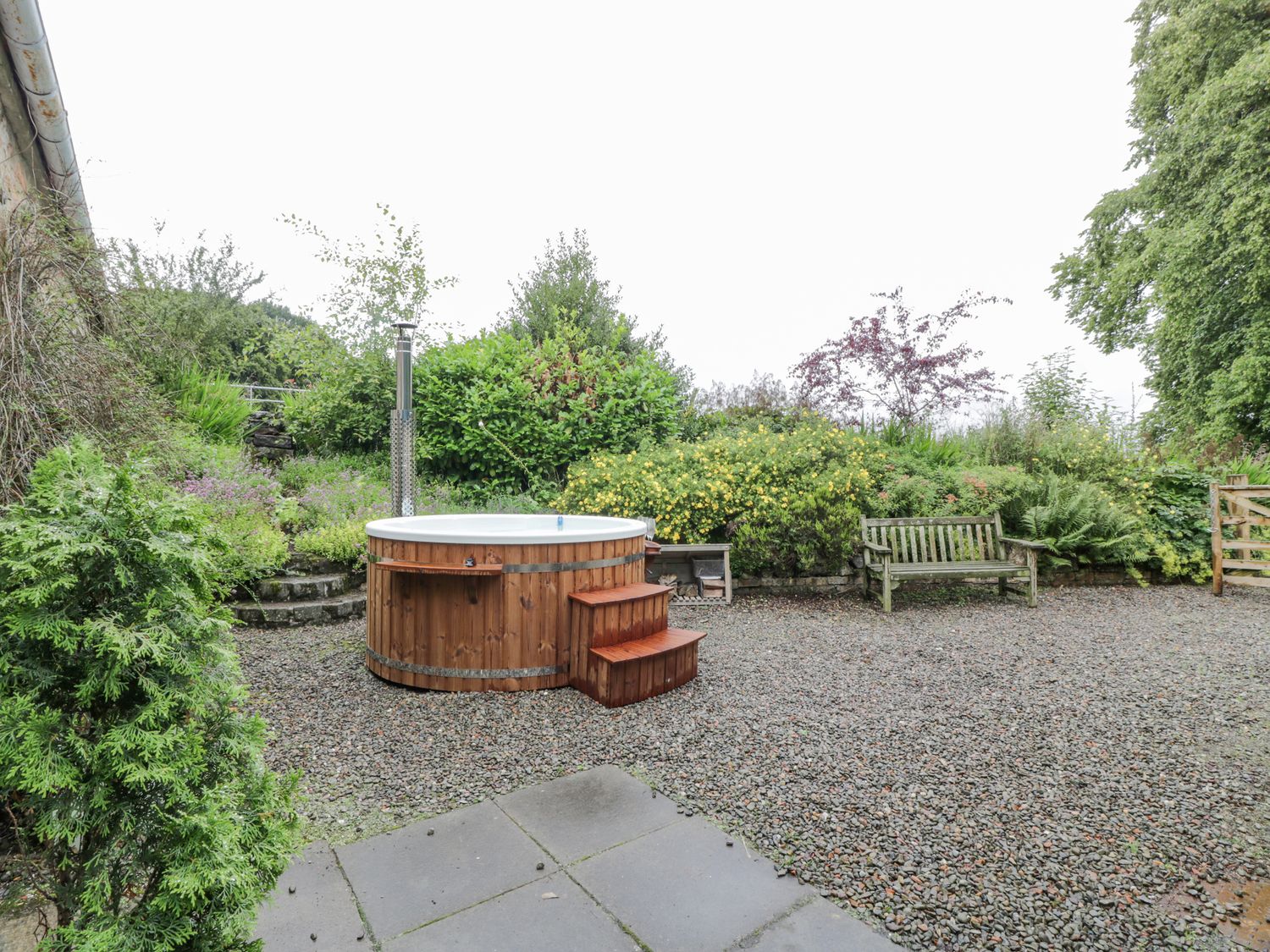 Trefoil Cottage, Blyth Bridge near West Linton, Scottish Borders. Hot tub. Garden. Off-road parking.