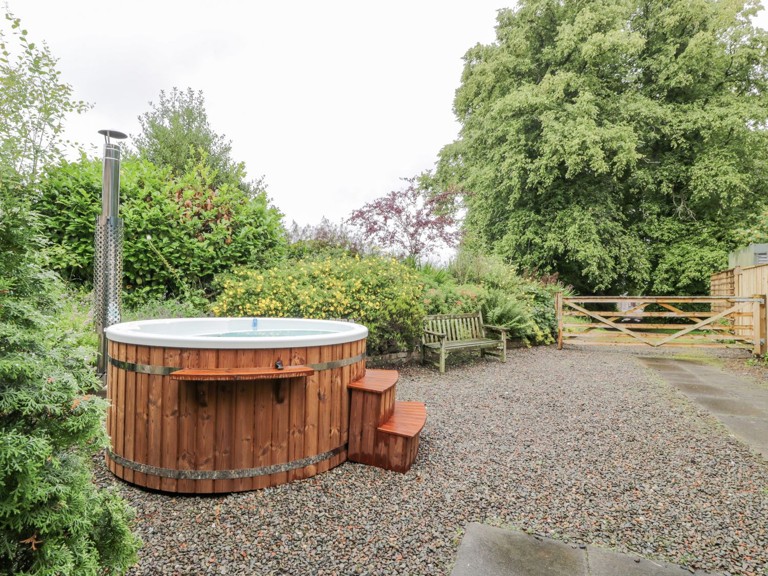 Trefoil Cottage, Blyth Bridge near West Linton, Scottish Borders. Hot tub. Garden. Off-road parking.