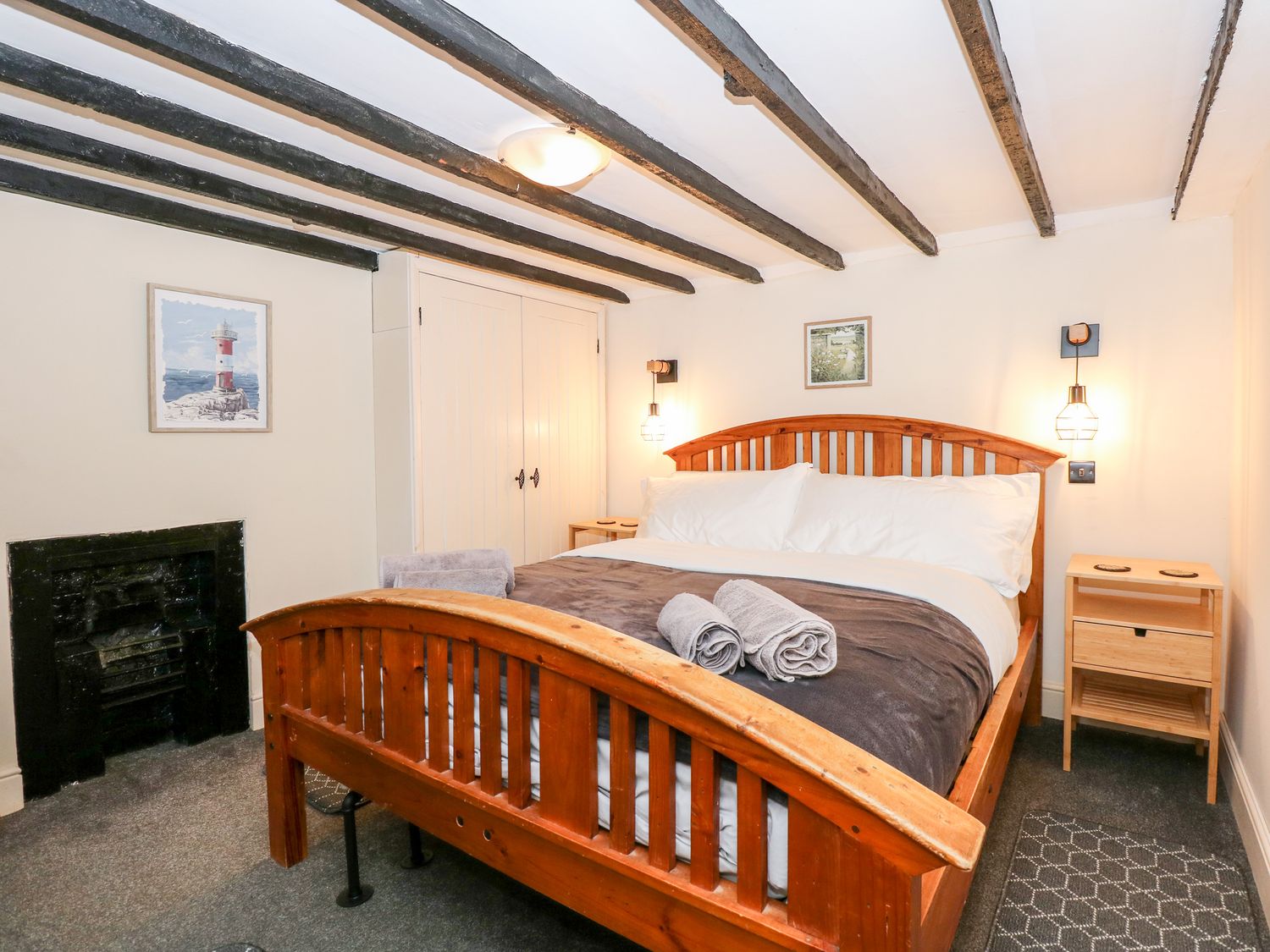 Butterfly Cottage, Maltby le Marsh, Mablethorpe, Lincolnshire. Parking. Pets. Woodburner. TV. 2 beds