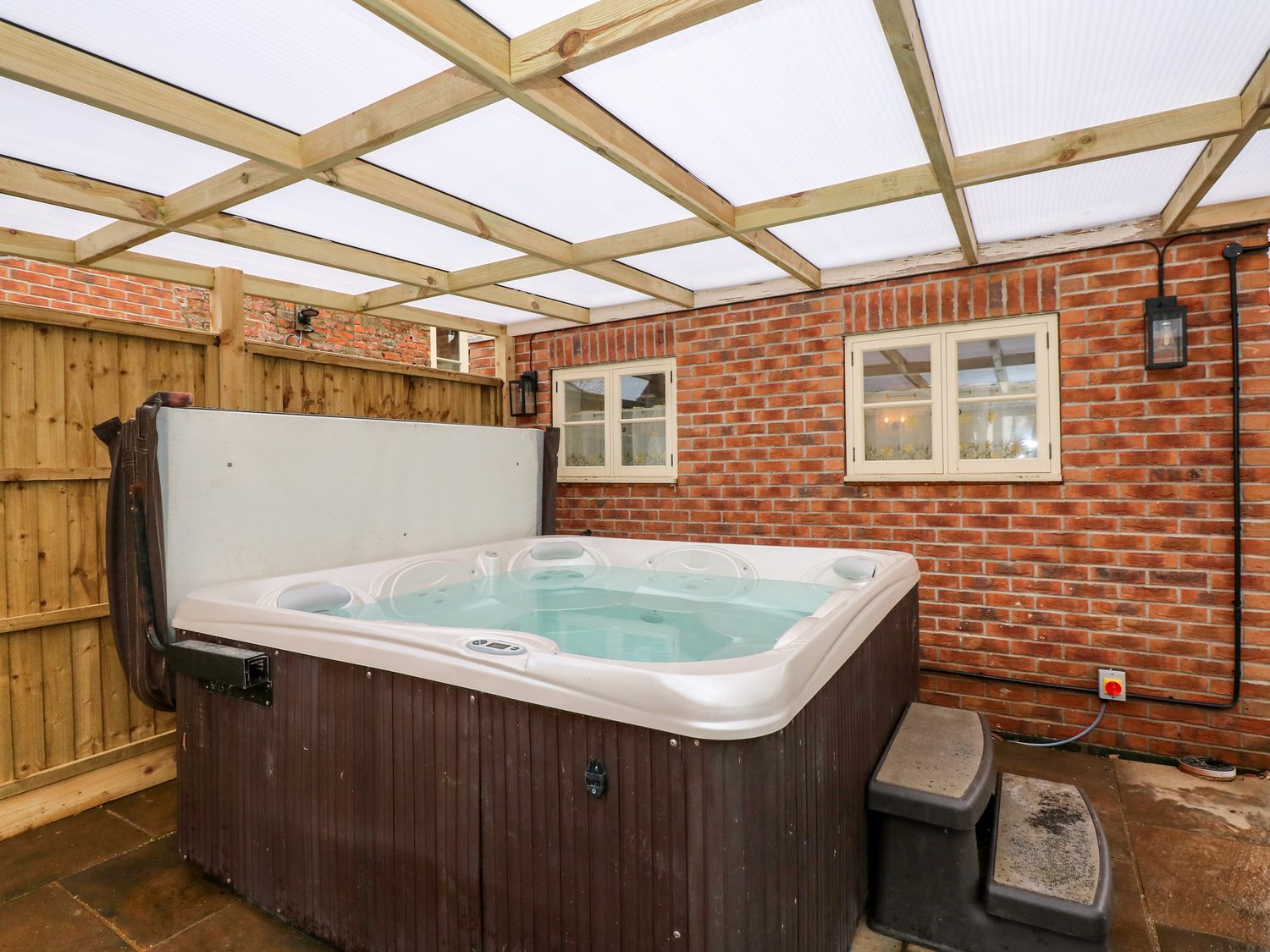 Butterfly Cottage, Maltby le Marsh, Mablethorpe, Lincolnshire. Parking. Pets. Woodburner. TV. 2 beds