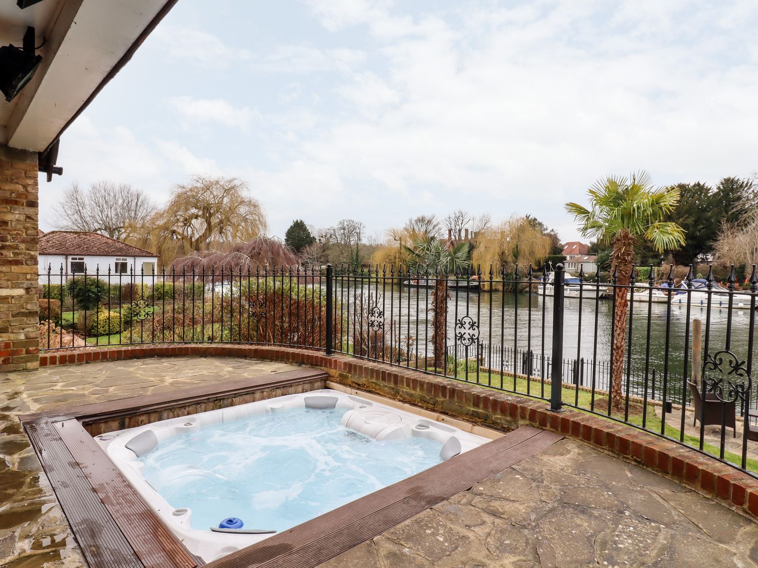 Littlecote in Wraysbury, Berkshire pet-friendly, riverside views, en-suite, enclosed garden, hot tub