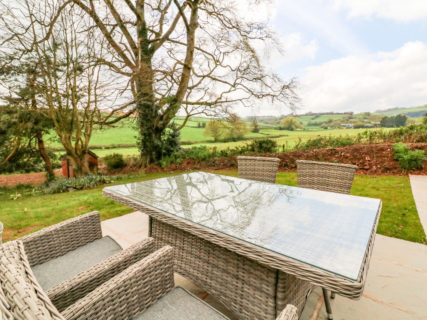 Court Lodge, Wiveliscombe, Somerset, ground-floor living, dog-friendly, family-friendly and hot tub.