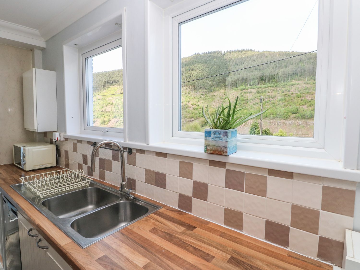 Afan House nr Pontrhydyfen, West Glamorgan. Three-bedroom home with woodburning stove. Pet-friendly.