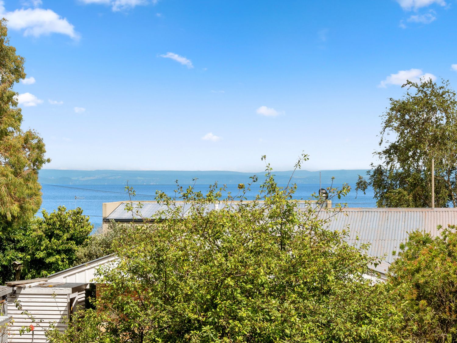 Waitahanui Lake House - Lake Taupo Holiday Home                     photo 2
