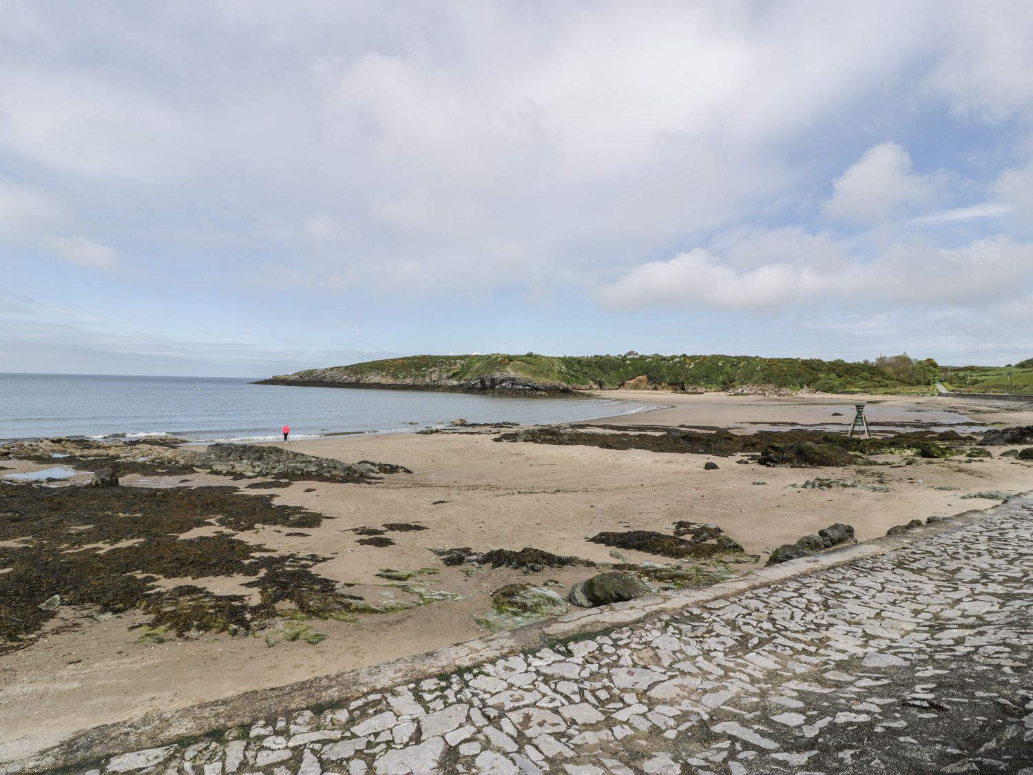 Garden House is in Llanfechell, Anglesey. Luxury, ground-floor home with hot tub and private garden.