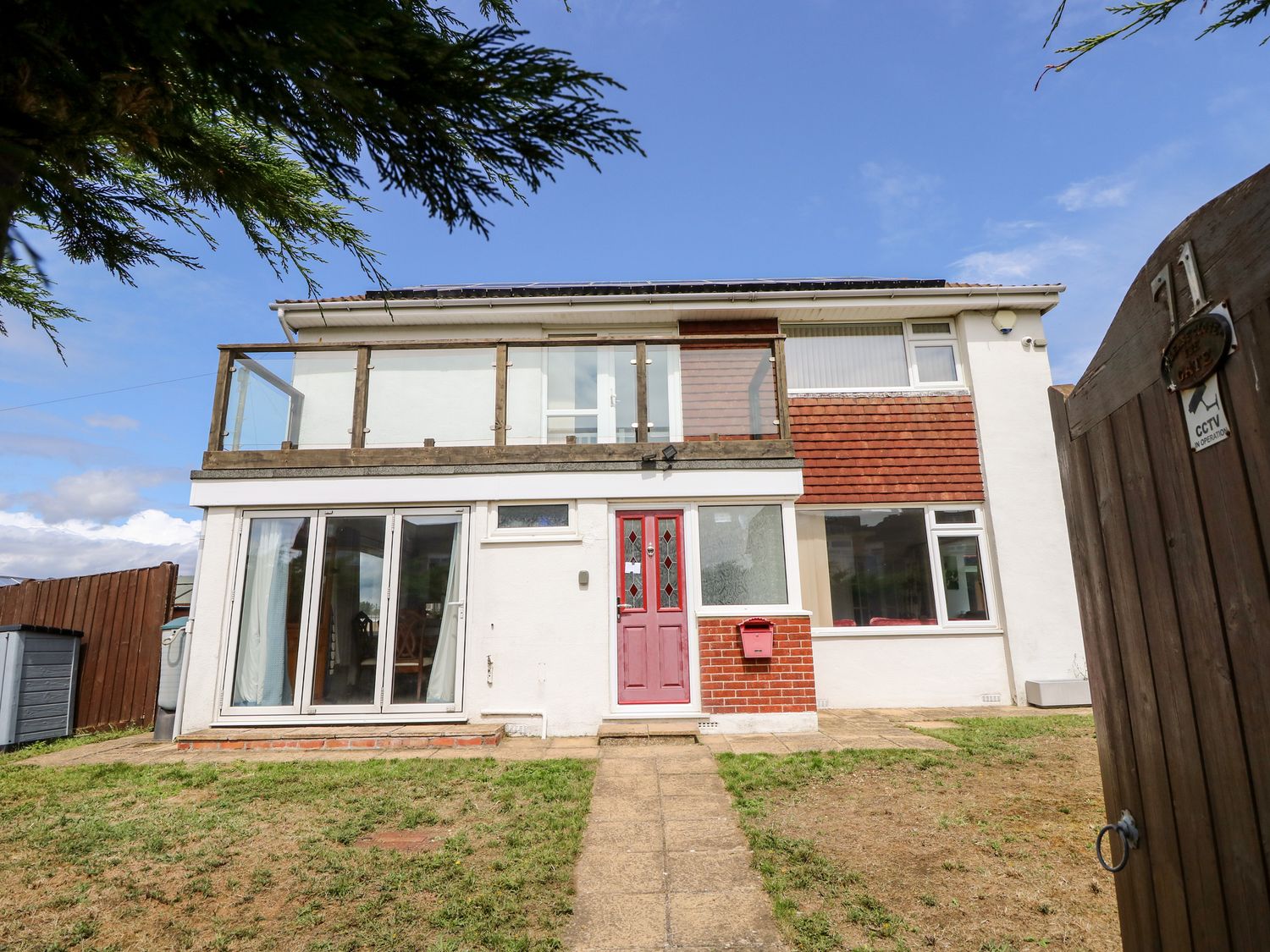 71 Southwood Road, Hayling Island, dog-friendly, close to beach, hot tub, enclosed garden, 4-bedroom