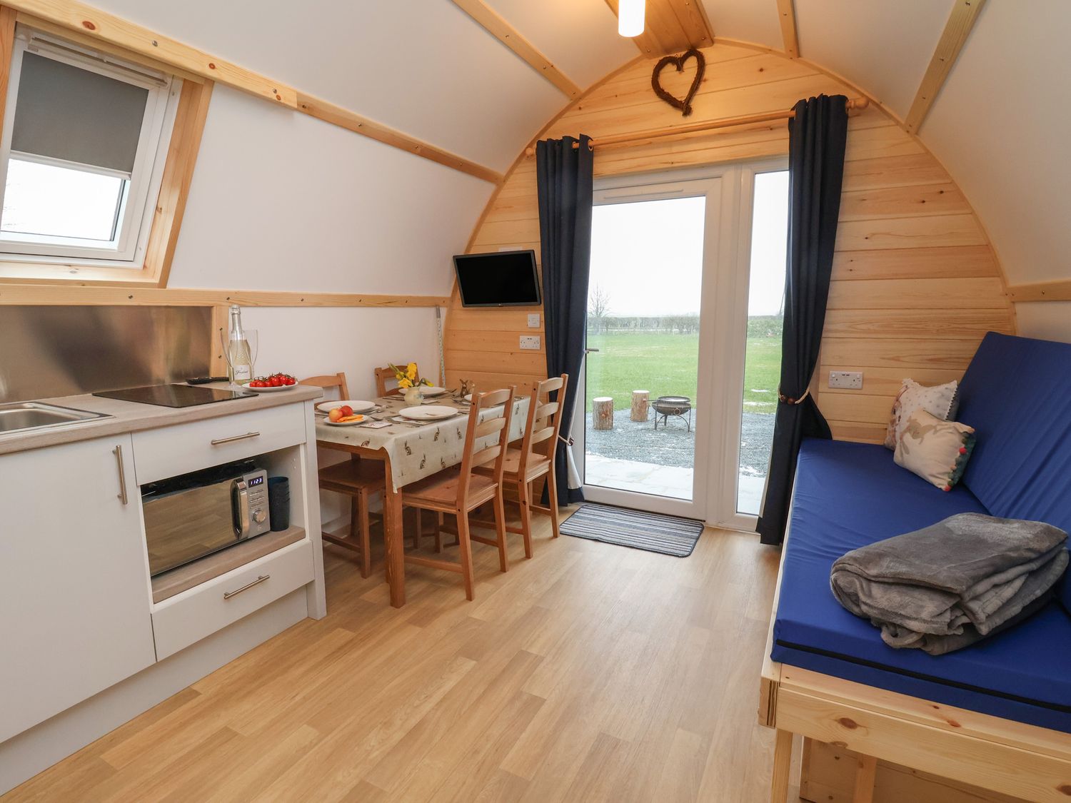 Bevy near Bridlington, Yorkshire, studio-style layout countryside views, barbecue, romantic, parking