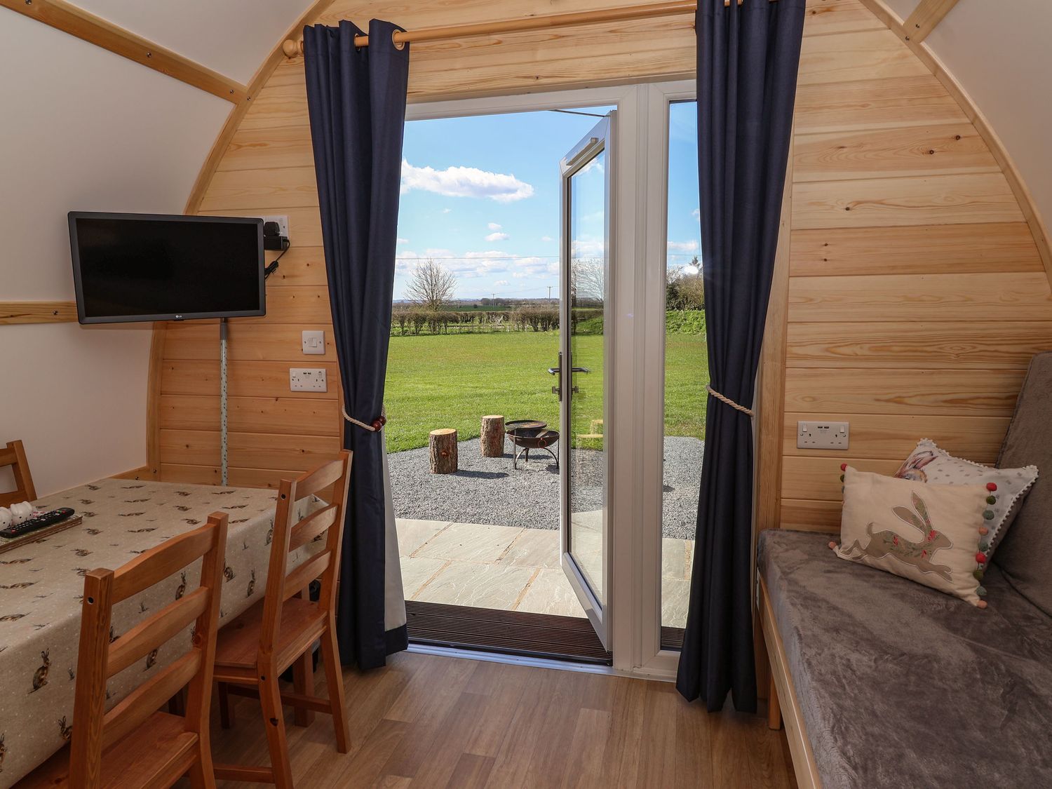 Husk, Bridlington in Yorkshire, romantic, countryside views, studio-style layout, parking, barbecue.
