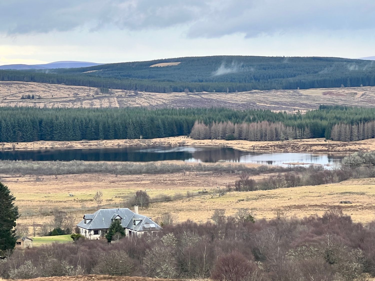 Challenger Lodge in Lairg, Highlands. Remote location overlooking moorland, lochs and wildlife. WiFi