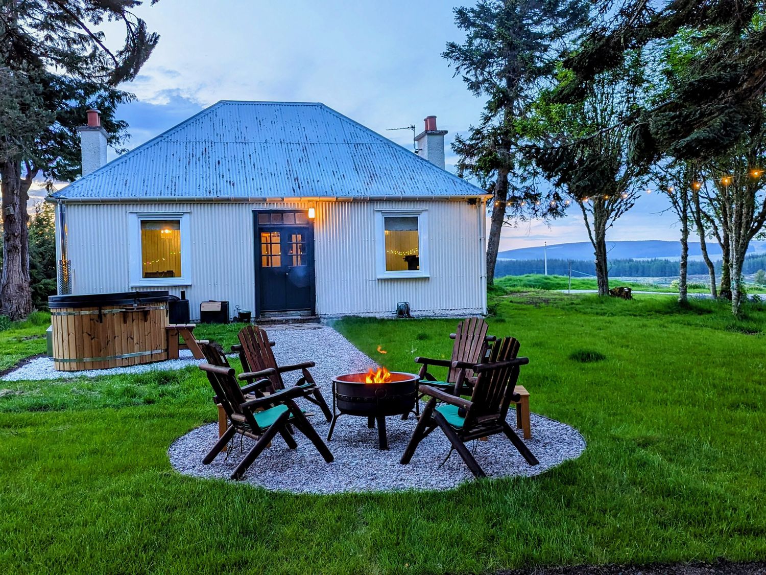 Challenger Bothy near to Lairg, Scottish Highlands. Pet-friendly, loch and mountain views, wildlife.