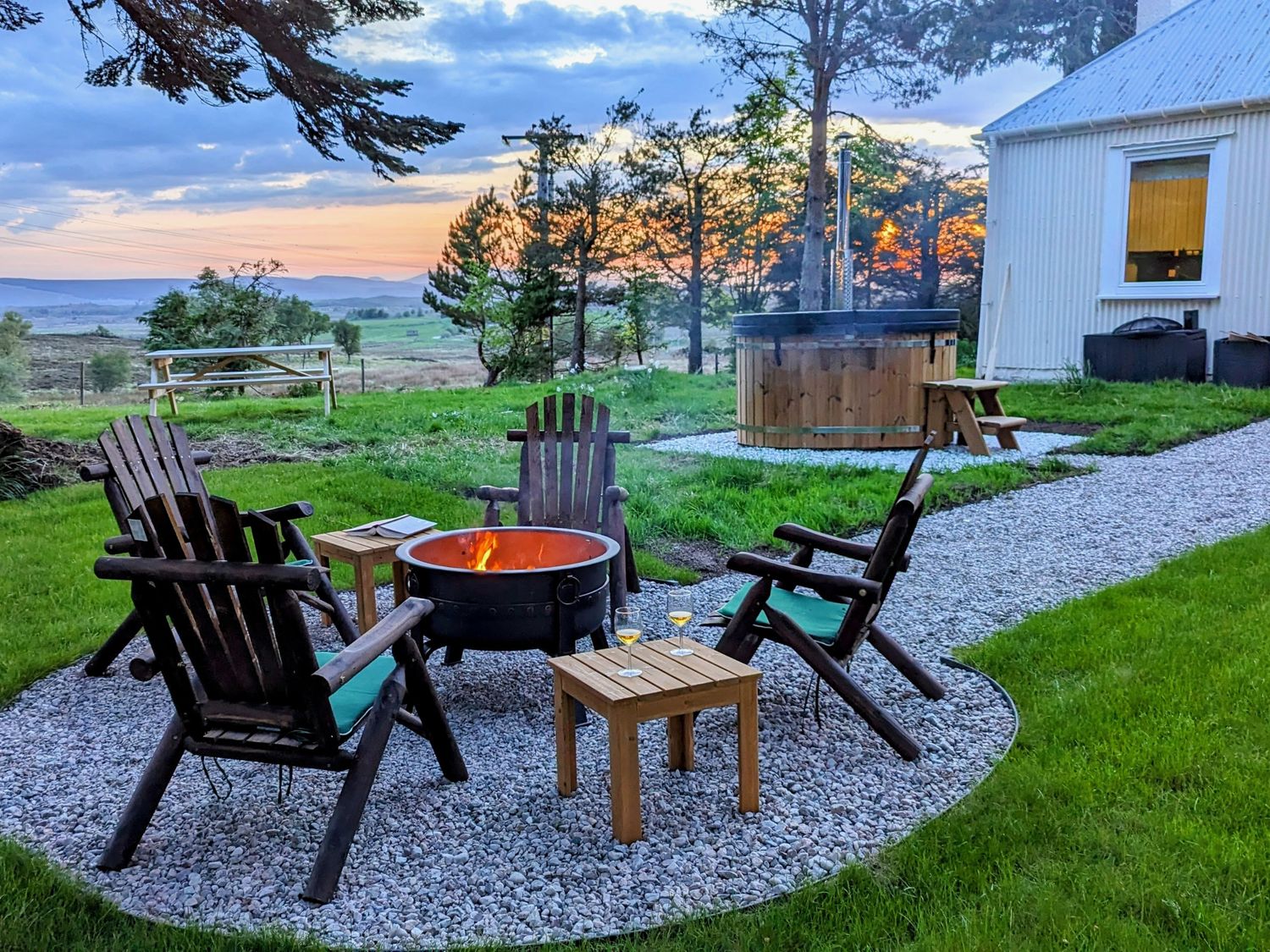 Challenger Bothy near to Lairg, Scottish Highlands. Pet-friendly, loch and mountain views, wildlife.