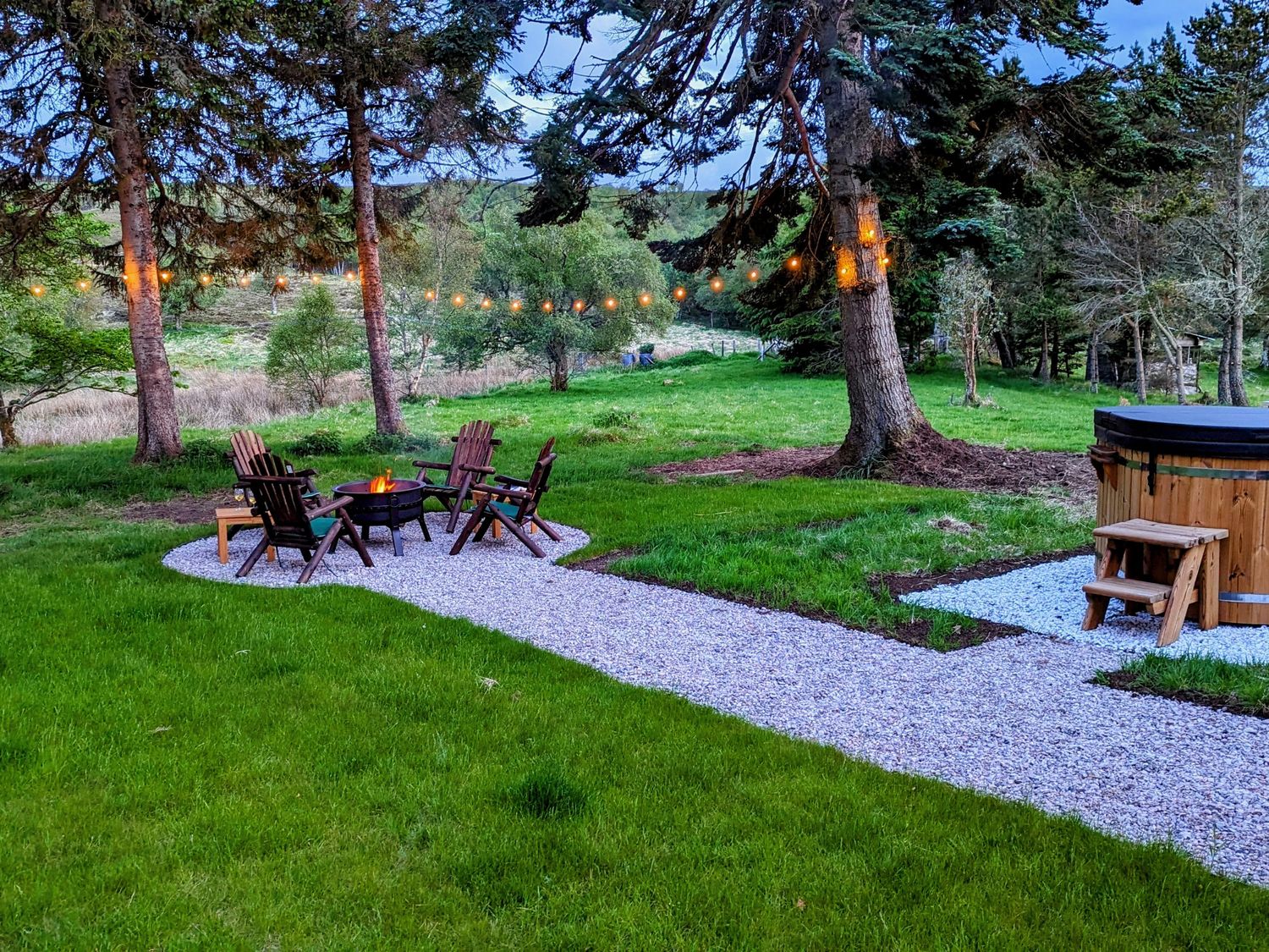 Challenger Bothy near to Lairg, Scottish Highlands. Pet-friendly, loch and mountain views, wildlife.