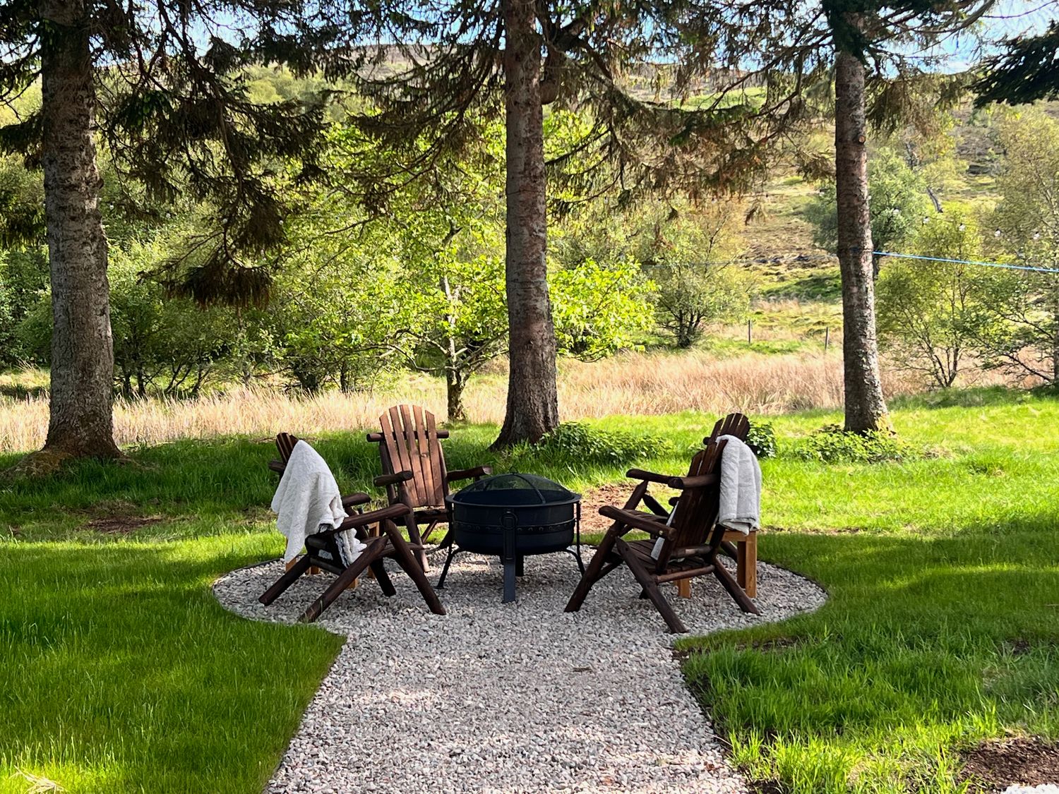 Challenger Bothy near to Lairg, Scottish Highlands. Pet-friendly, loch and mountain views, wildlife.