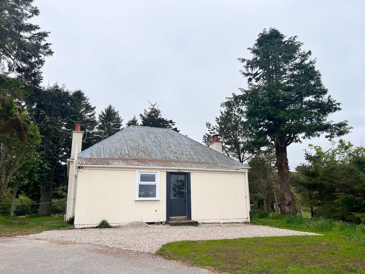 Challenger Bothy near to Lairg, Scottish Highlands. Pet-friendly, loch and mountain views, wildlife.