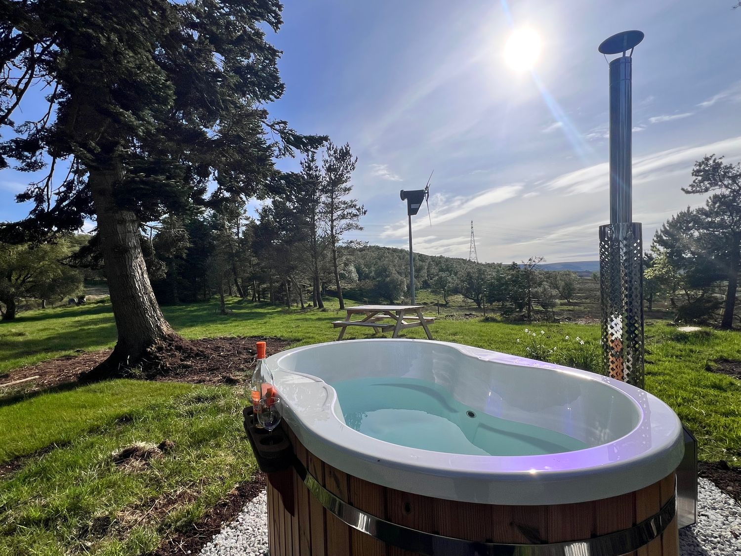 Challenger Bothy near to Lairg, Scottish Highlands. Pet-friendly, loch and mountain views, wildlife.