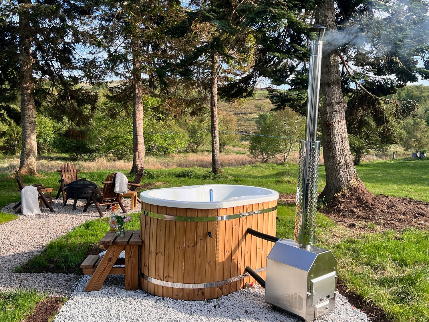 Challenger Bothy near to Lairg, Scottish Highlands. Pet-friendly, loch and mountain views, wildlife.