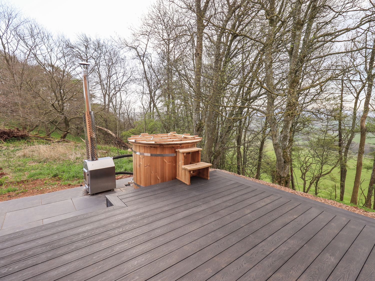 Yew Tree Cabin in Ullswater, Cumbria. In a National Park, hot tub, romantic, countryside views, pet.