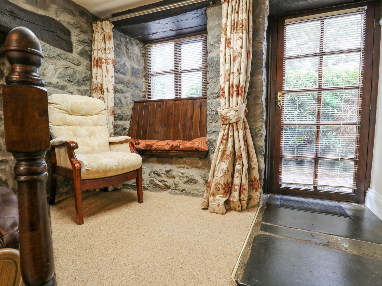 The Searle, Nantmel, Wales, hot tub, off-road parking, pet-friendly, electric fire, enclosed garden 