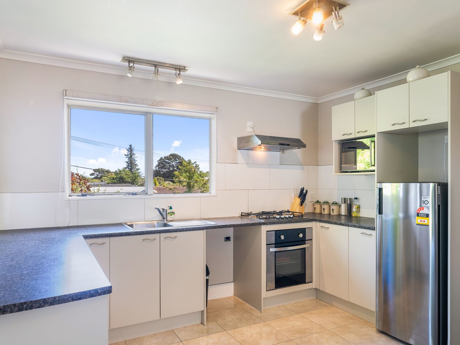 Bold Beauty – Paraparaumu Upstairs Holiday Unit                     photo 2