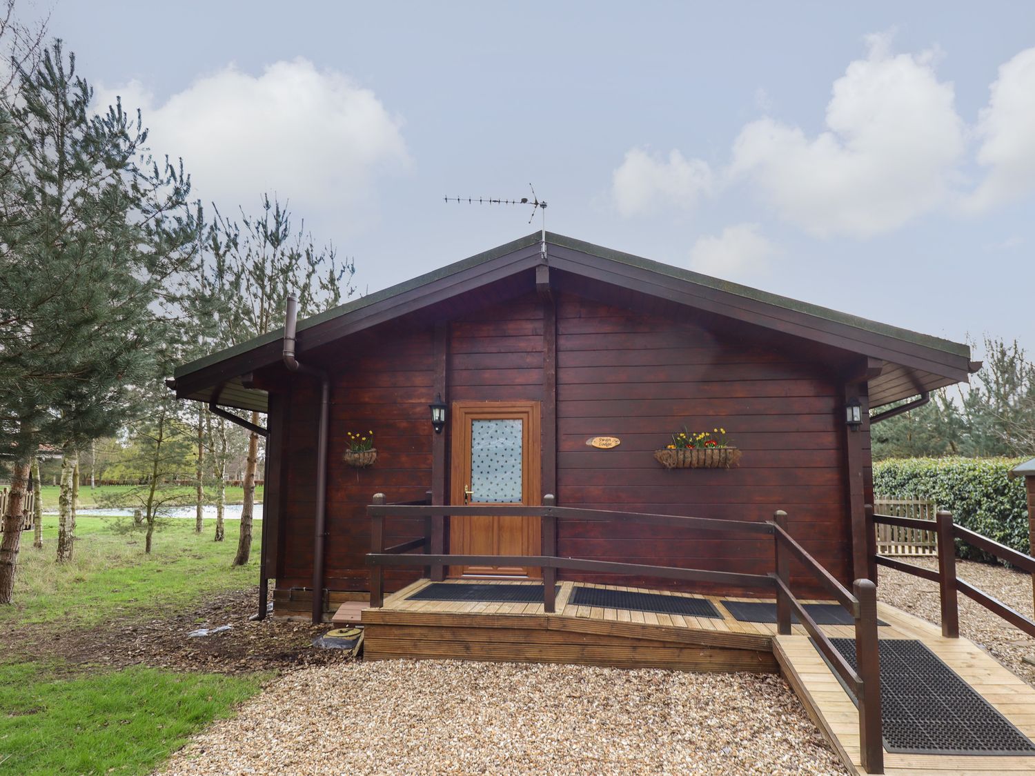 Swan Lodge in Stainfield, Bardney, Lincolnshire, sleeps two guests in one bedroom. One dog, hot tub.