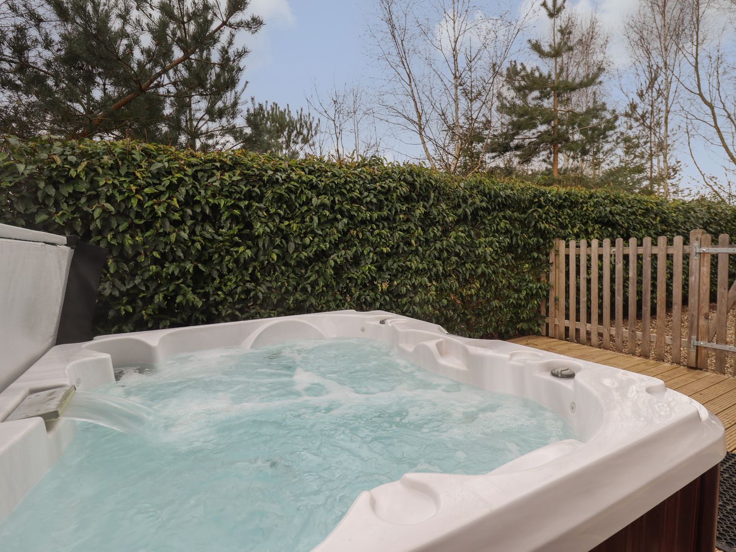 Swan Lodge in Stainfield, Bardney, Lincolnshire, sleeps two guests in one bedroom. One dog, hot tub.
