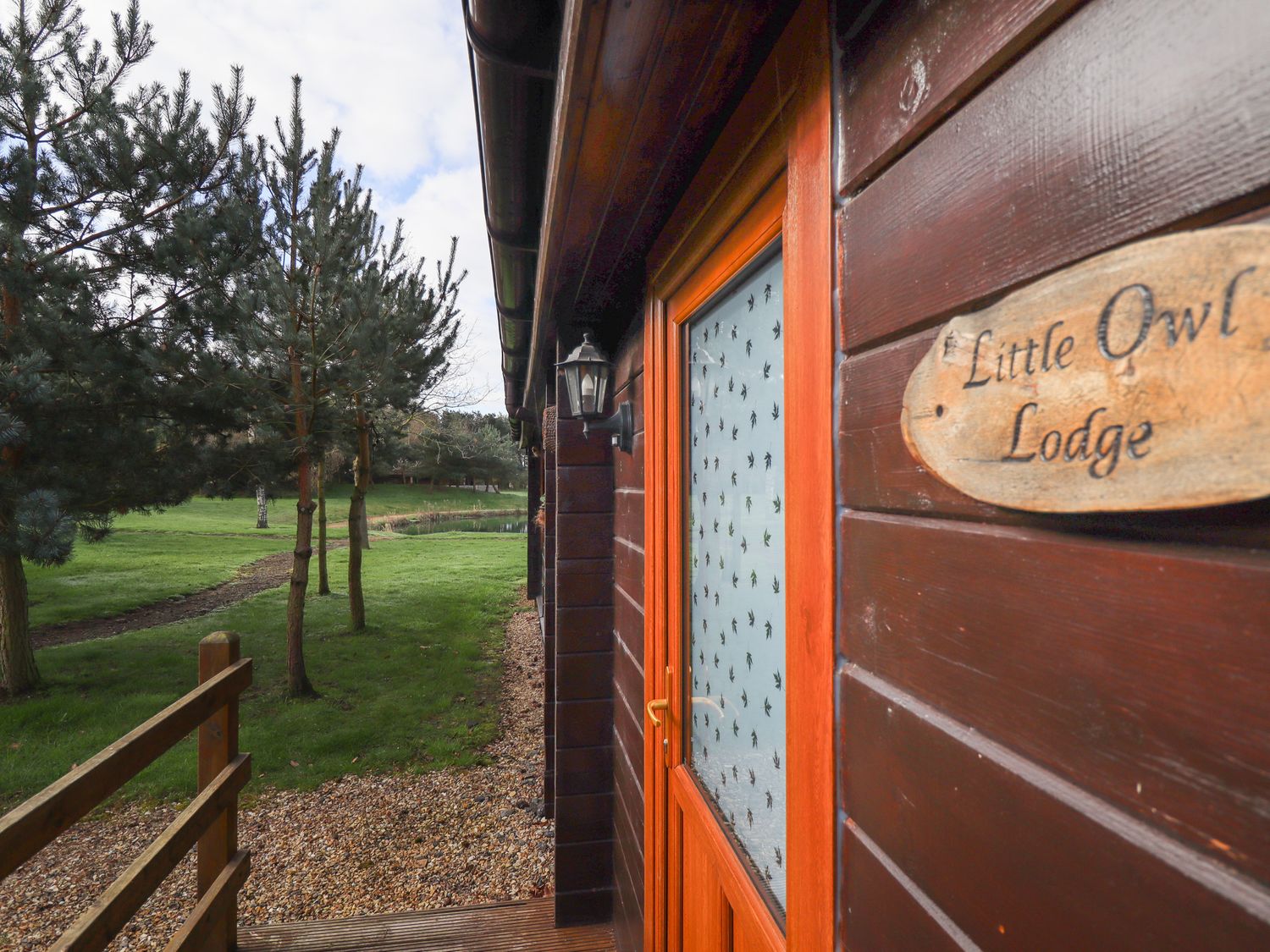 Little Owl Lodge, Bardney, open-plan, pet-friendly, hot tub, enclosed decking, wooded forest setting