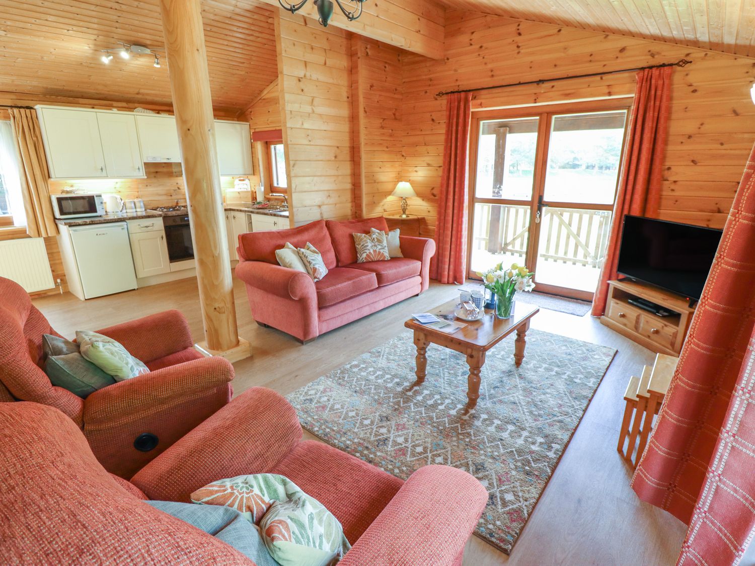 Little Owl Lodge, Bardney, open-plan, pet-friendly, hot tub, enclosed decking, wooded forest setting
