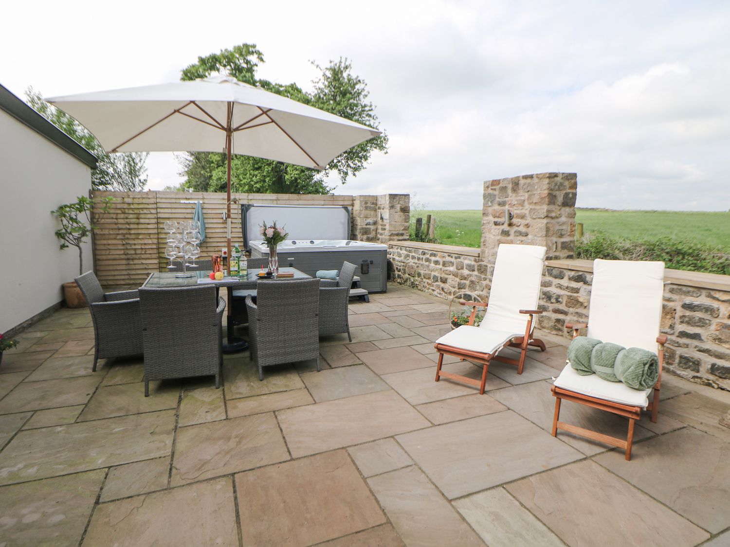 Moor Farm Cottage near Ashover, Derbyshire. Open-plan living space. Two bedrooms. Fully equipped gym