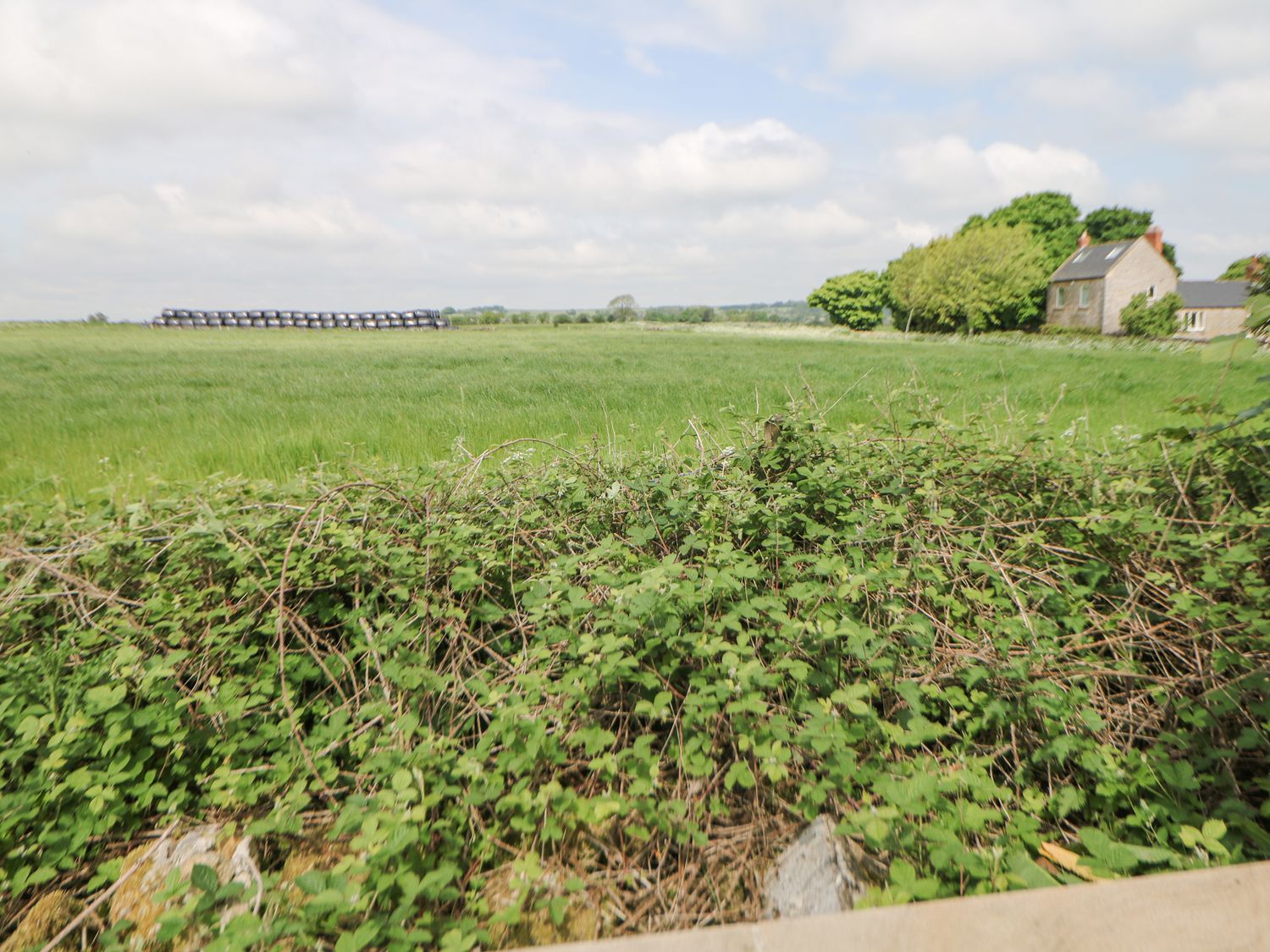 Moor Farm Cottage near Ashover, Derbyshire. Open-plan living space. Two bedrooms. Fully equipped gym