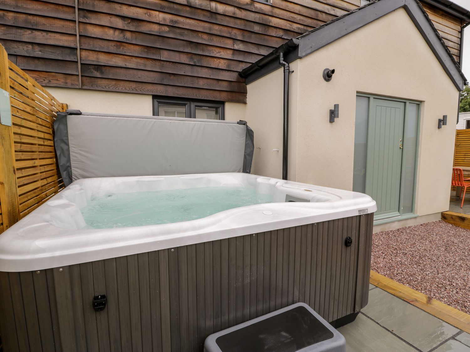 Farmyard House is in Llanfechell, Anglesey, North Wales, Near Snowdonia National Park, Hot tub, 3bed