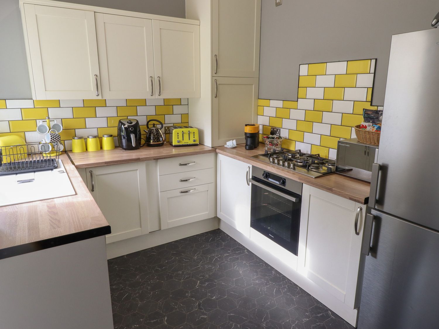The Yellow House, Withernsea, East Yorkshire. Garden with hot tub and barbecue. Two pets, 4 bedrooms